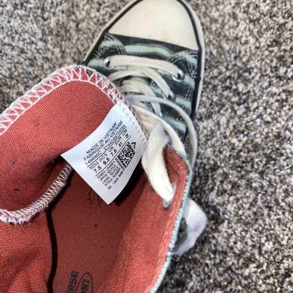 Converse size 9.5 women’s (high tops) - Picture 5 of 6
